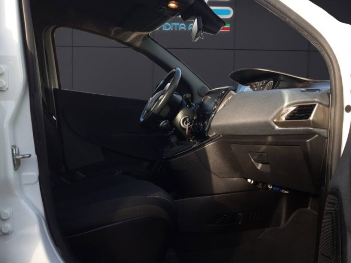 Lancia Ypsilon 1.0 FireFly 5 porte S&S Hybrid Alberta Ferretti (17)