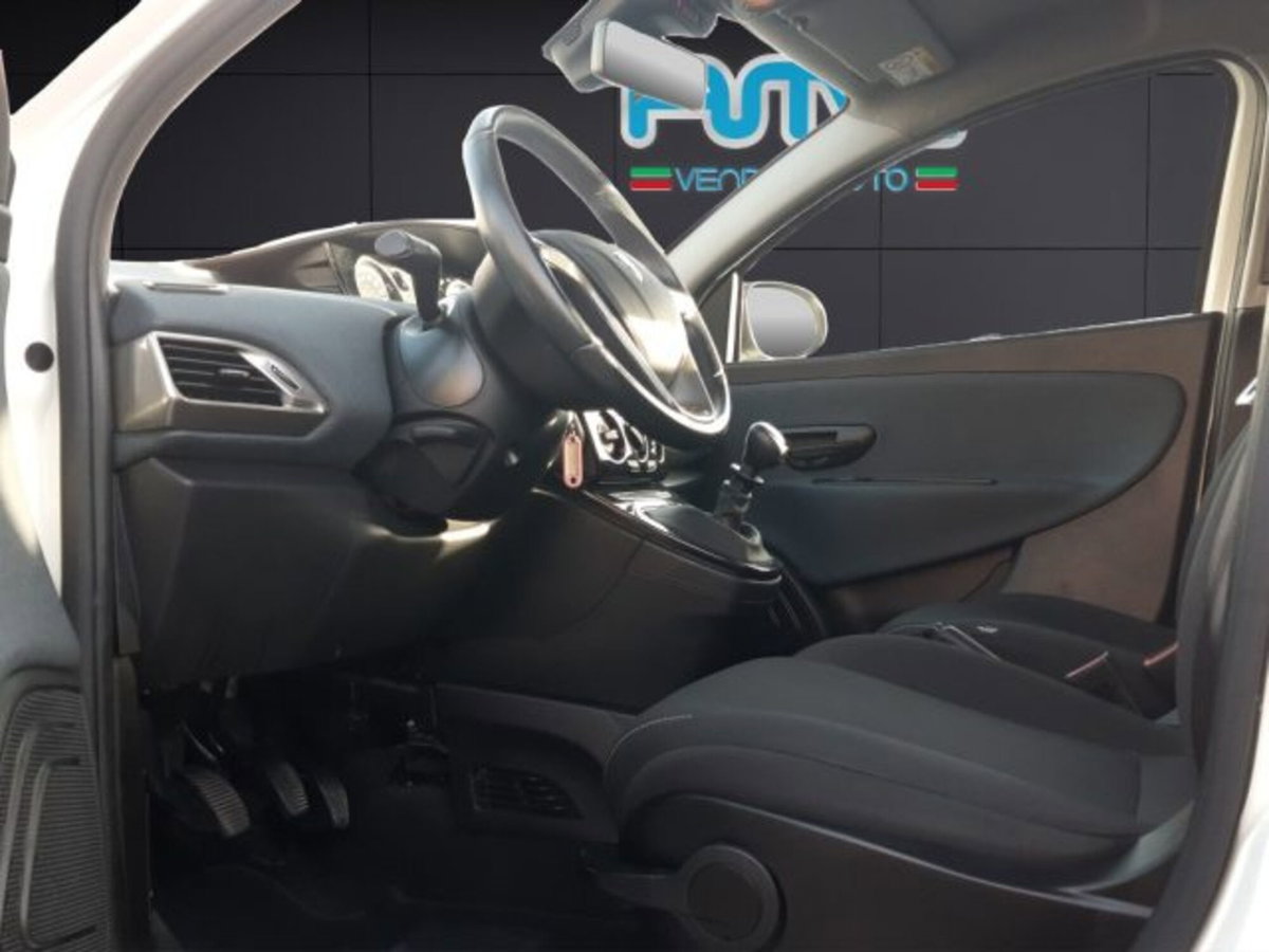 Lancia Ypsilon 1.0 FireFly 5 porte S&S Hybrid Alberta Ferretti (9)
