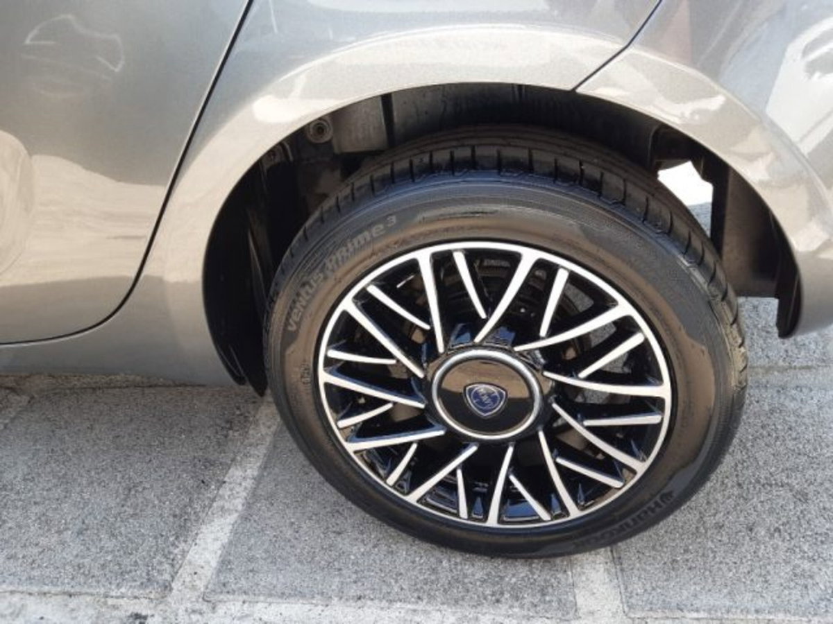 Lancia Ypsilon 1.0 FireFly 5 porte S&S Hybrid Alberta Ferretti (18)