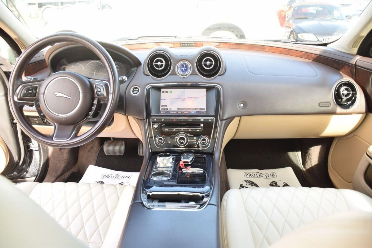Jaguar XJ 3.0D V6 Portfolio (10)