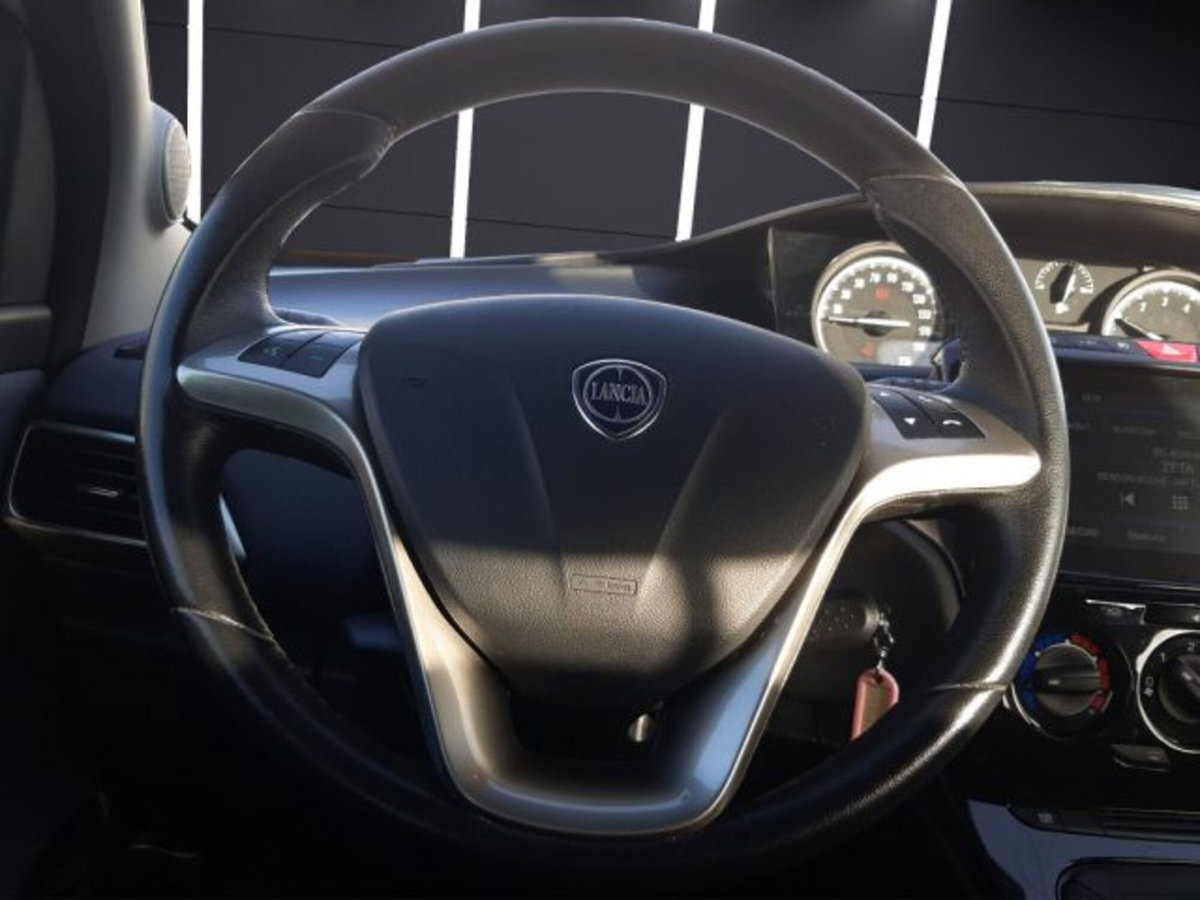 Lancia Ypsilon 1.0 FireFly 5 porte S&S Hybrid Alberta Ferretti (11)