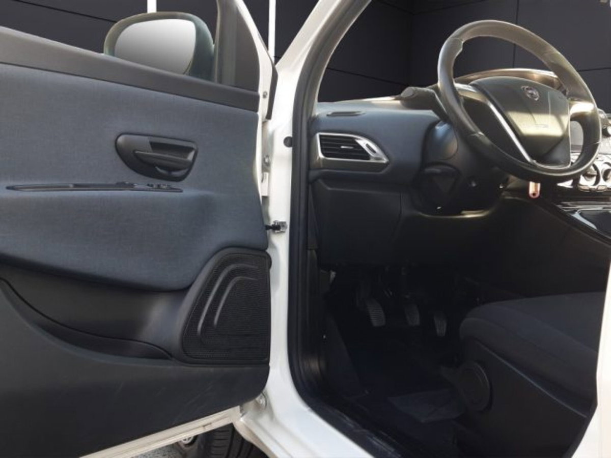 Lancia Ypsilon 1.0 FireFly 5 porte S&S Hybrid Alberta Ferretti (18)