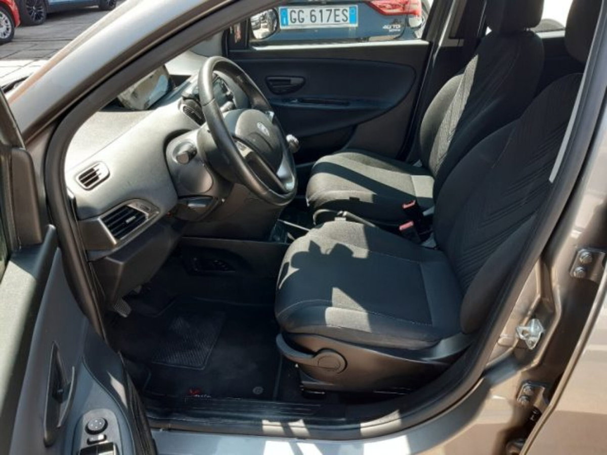 Lancia Ypsilon 1.0 FireFly 5 porte S&S Hybrid Alberta Ferretti (15)
