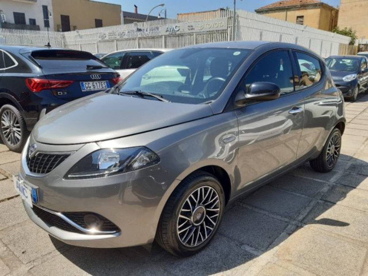 Lancia Ypsilon 1.0 FireFly 5 porte S&S Hybrid Alberta Ferretti (2)