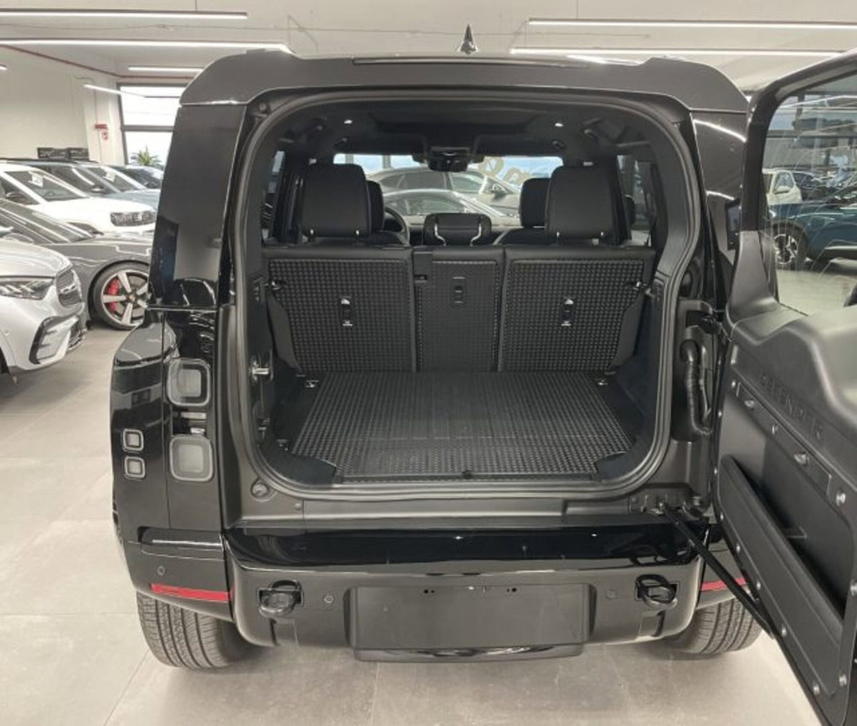 Land Rover Defender 110 3.0d i6 mhev X-Dynamic SE awd 250cv auto (4)