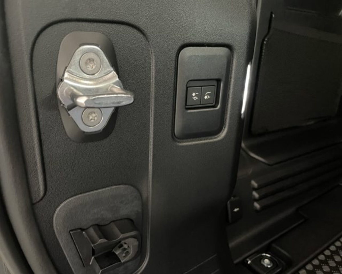 Land Rover Defender 110 3.0d i6 mhev X-Dynamic SE awd 250cv auto (20)