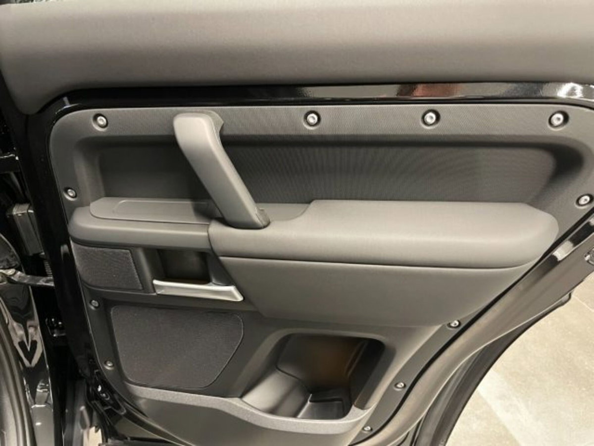 Land Rover Defender 110 3.0d i6 mhev X-Dynamic SE awd 200cv auto (17)