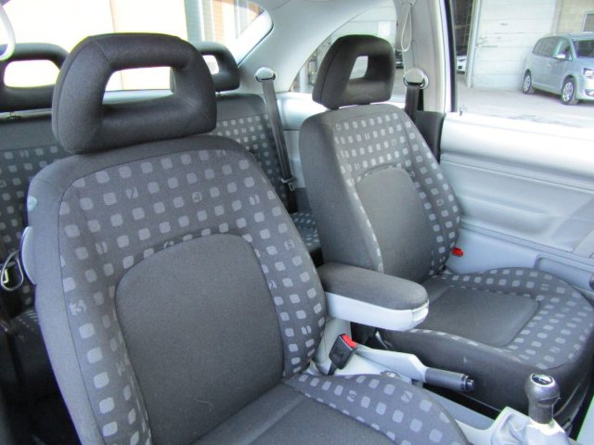 Volkswagen New Beetle 2.0 (14)