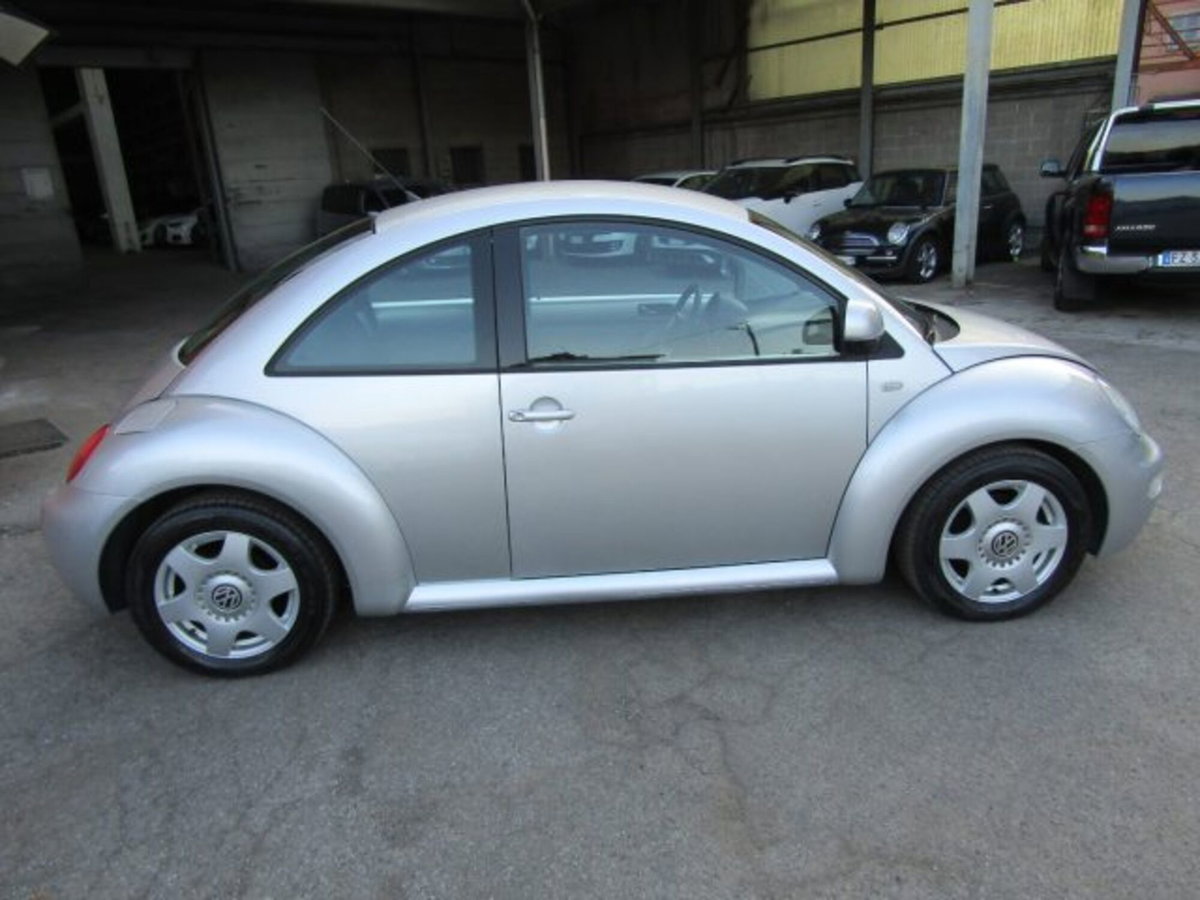 Volkswagen New Beetle 2.0 (4)