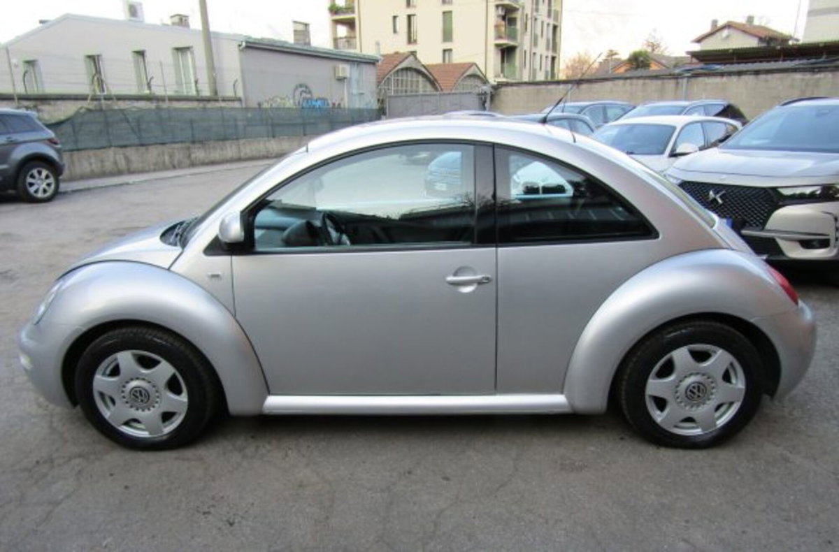 Volkswagen New Beetle 2.0 (6)
