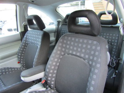 Volkswagen New Beetle 2.0 (9)