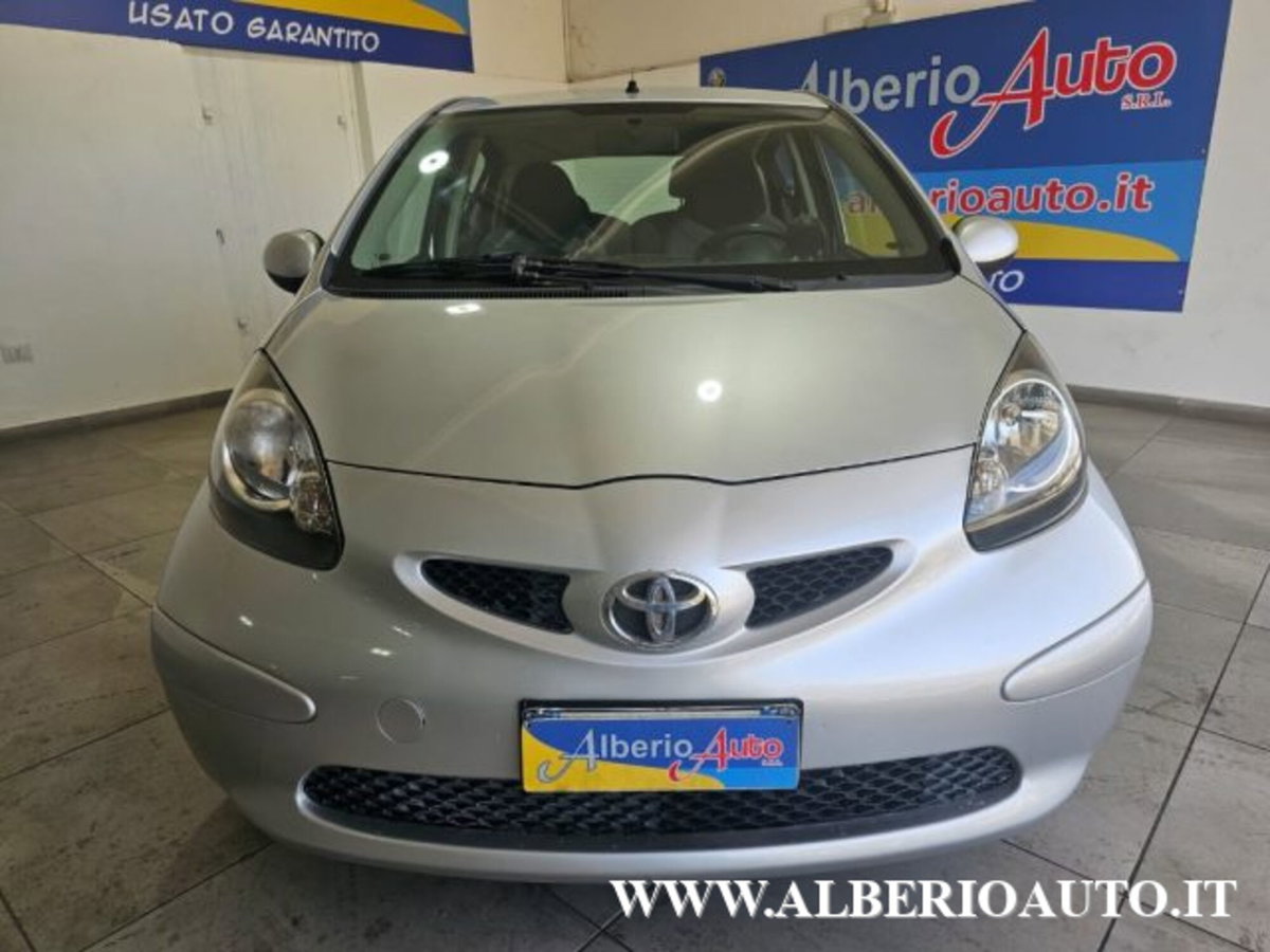 Toyota Aygo 1.0 12V VVT-i 5 porte (2)
