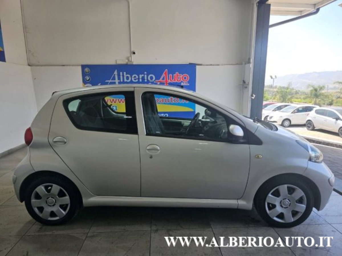 Toyota Aygo 1.0 12V VVT-i 5 porte (3)