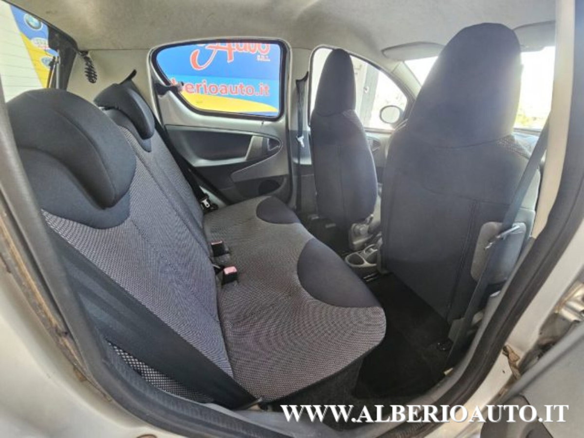 Toyota Aygo 1.0 12V VVT-i 5 porte (8)