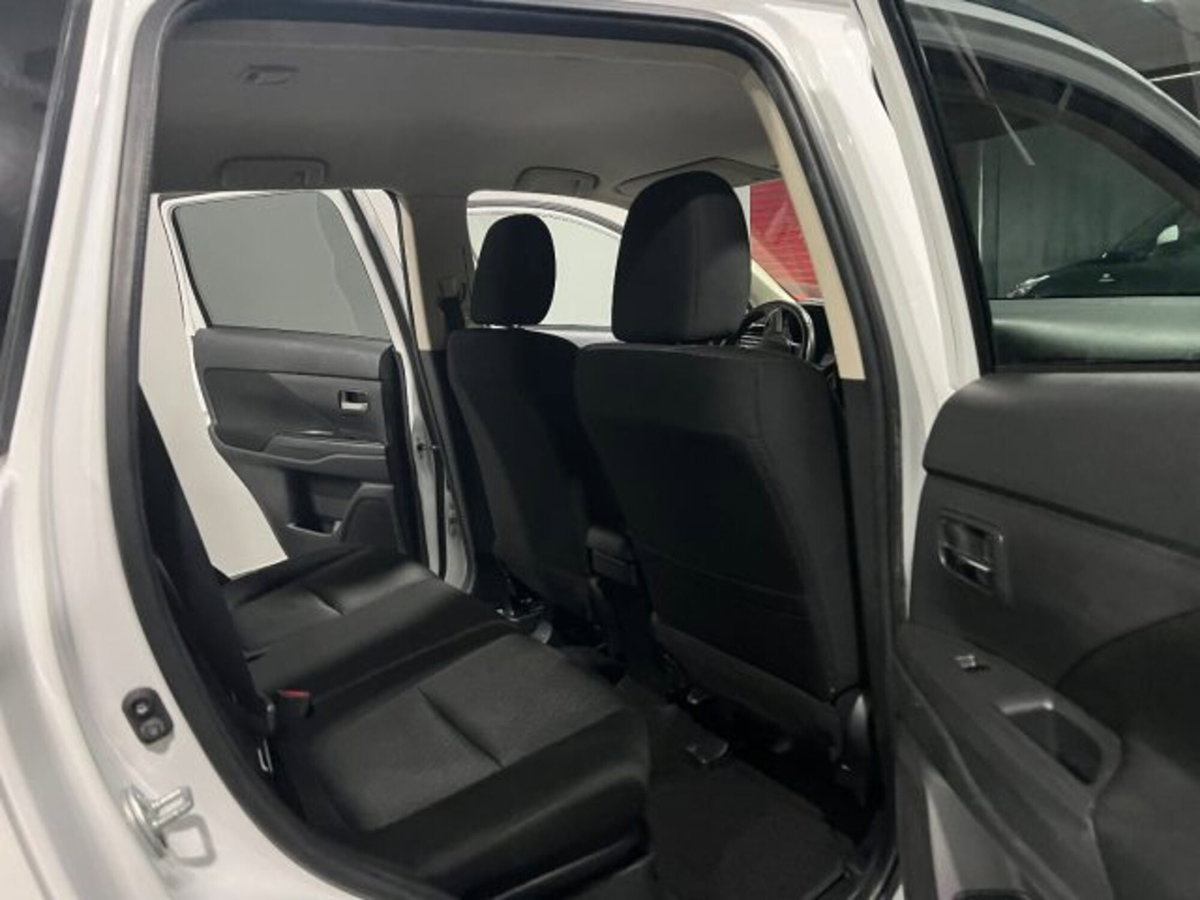 Mitsubishi Outlander 2.2 DI-D 4WD Intense (10)