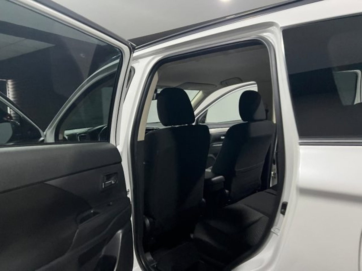 Mitsubishi Outlander 2.2 DI-D 4WD Intense (11)