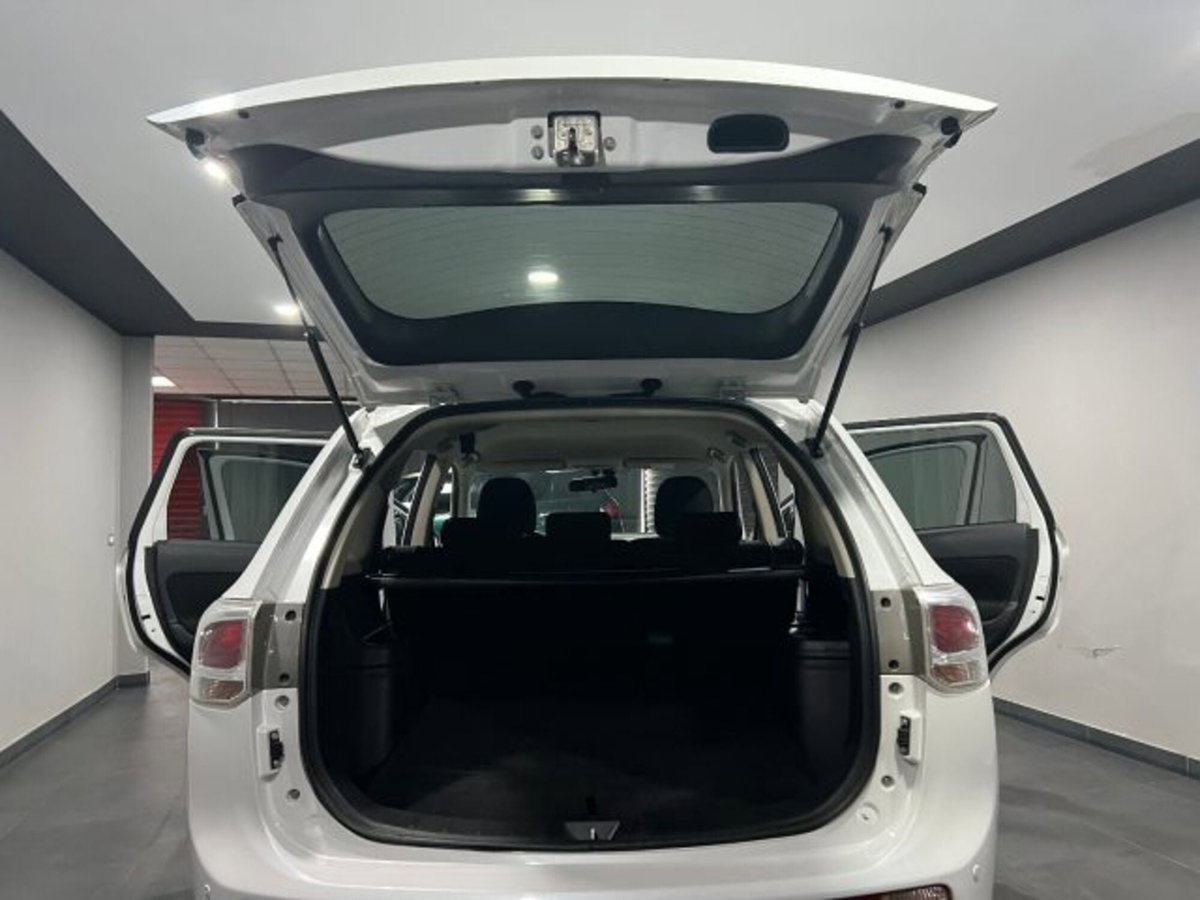 Mitsubishi Outlander 2.2 DI-D 4WD Intense (12)