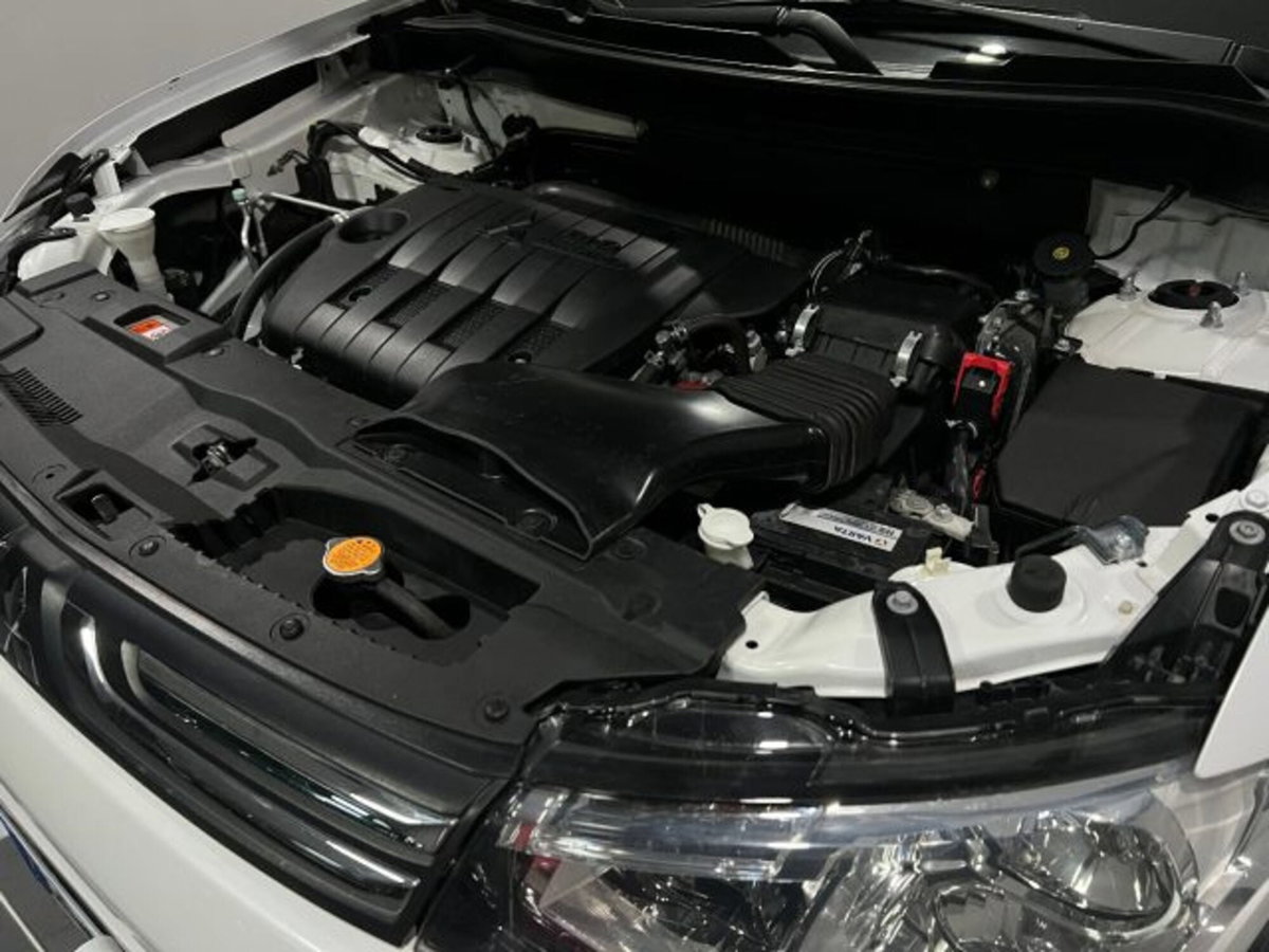 Mitsubishi Outlander 2.2 DI-D 4WD Intense (14)