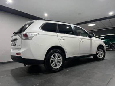 Mitsubishi Outlander 2.2 DI-D 4WD Intense (3)