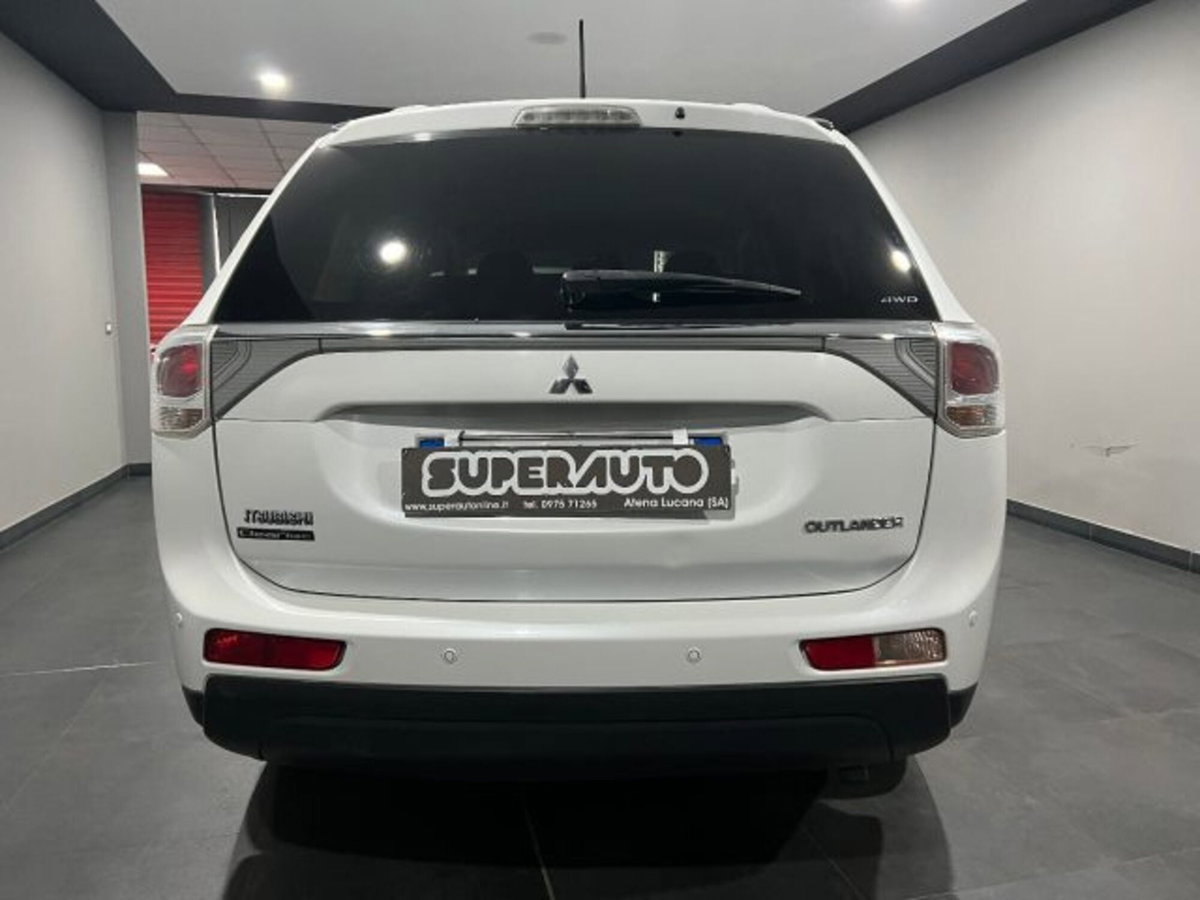 Mitsubishi Outlander 2.2 DI-D 4WD Intense (4)