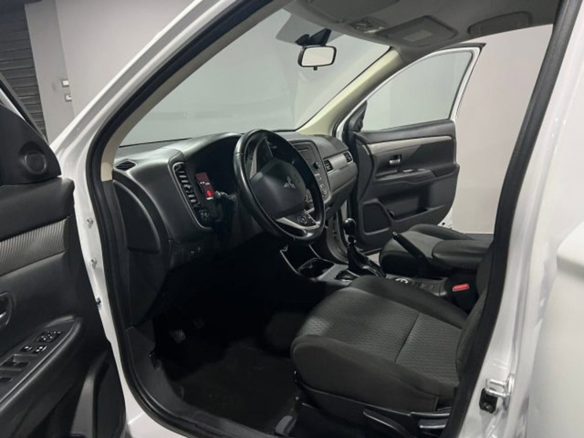 Mitsubishi Outlander 2.2 DI-D 4WD Intense (6)