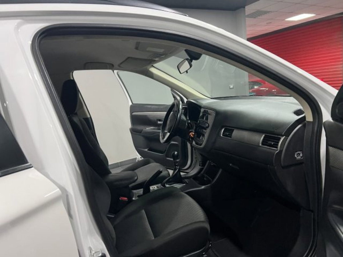 Mitsubishi Outlander 2.2 DI-D 4WD Intense (9)