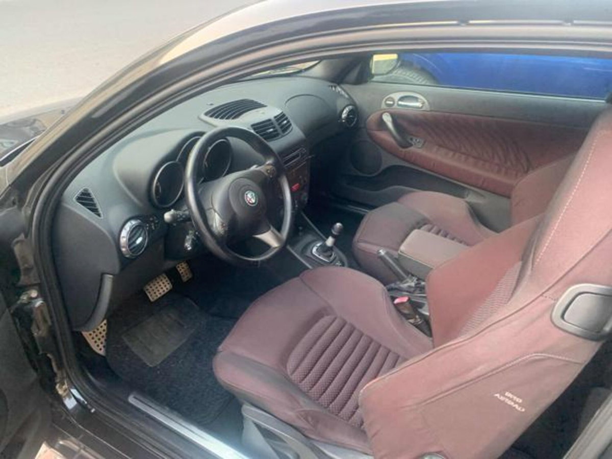 Alfa Romeo 147 3.2i V6 24V cat Selespeed 3 porte GTA (11)