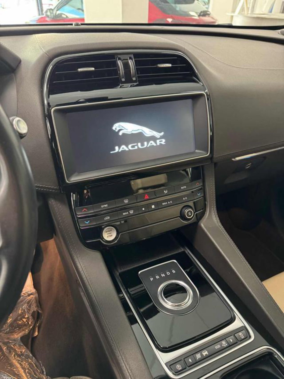 Jaguar F-Pace 2.0 D 180 CV AWD aut. Pure (10)
