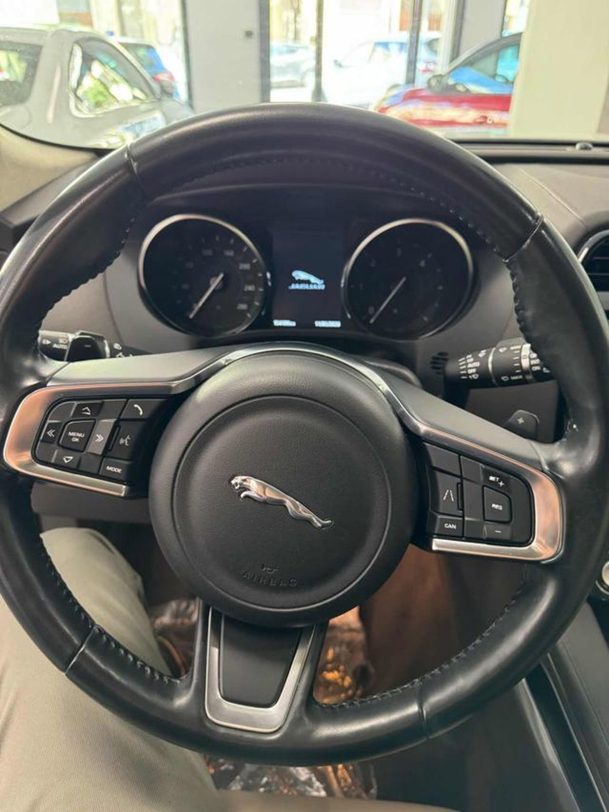 Jaguar F-Pace 2.0 D 180 CV AWD aut. Pure (9)