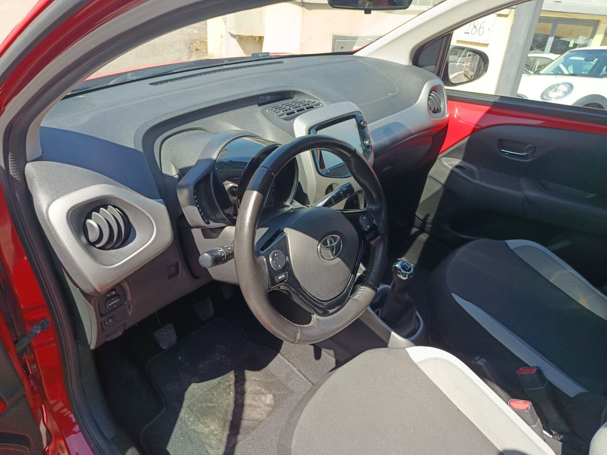 Toyota Aygo 1.0 VVT-i 69 CV 5 porte x-pure (13)