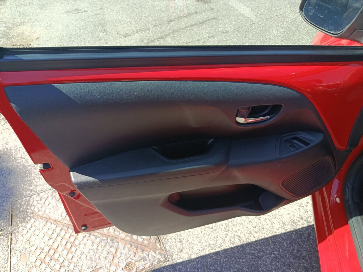 Toyota Aygo 1.0 VVT-i 69 CV 5 porte x-pure (14)