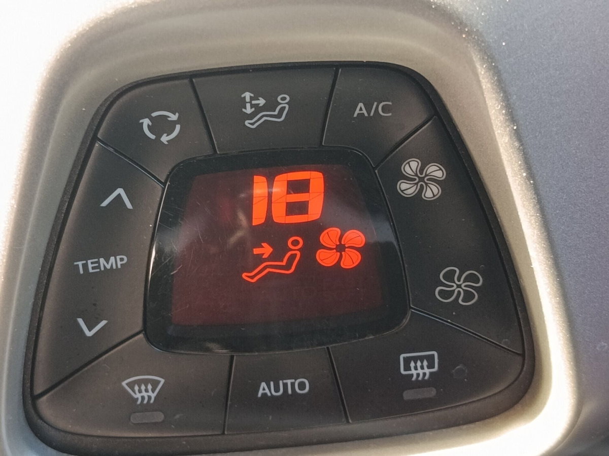 Toyota Aygo 1.0 VVT-i 69 CV 5 porte x-pure (16)
