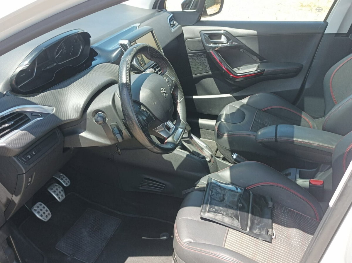Peugeot 208 100 5 porte GT Line (8)
