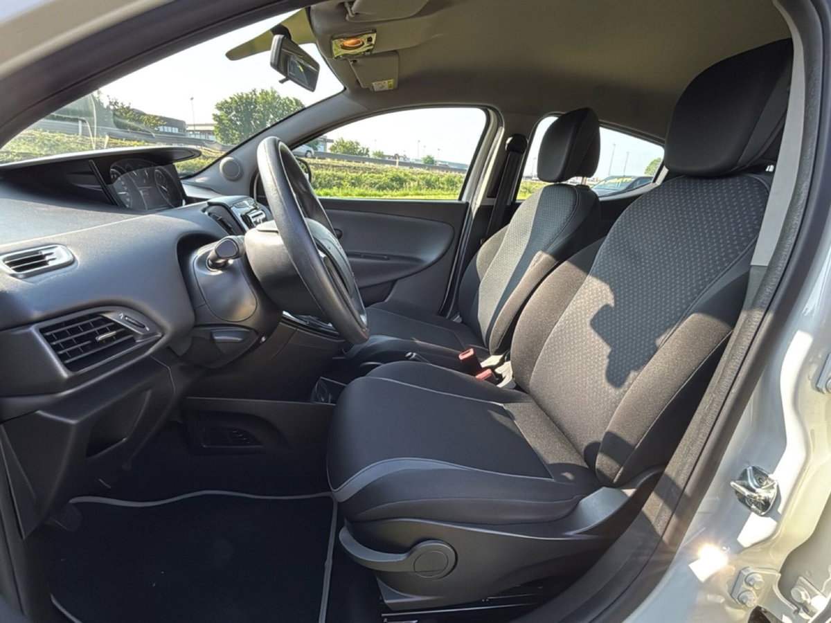 Lancia Ypsilon 1.2 69 CV 5 porte Silver (10)