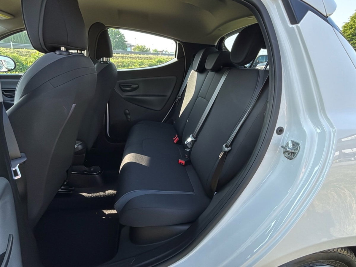 Lancia Ypsilon 1.2 69 CV 5 porte Silver (11)