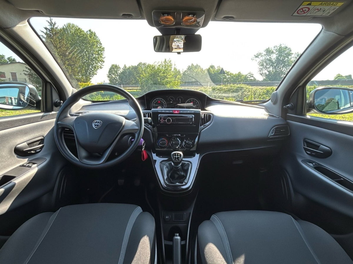 Lancia Ypsilon 1.2 69 CV 5 porte Silver (12)