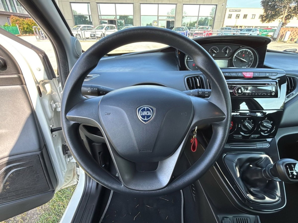 Lancia Ypsilon 1.2 69 CV 5 porte Silver (16)