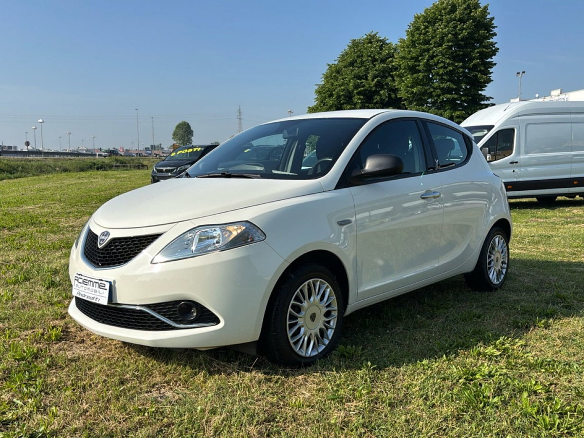 Lancia Ypsilon 1.2 69 CV 5 porte Silver (2)