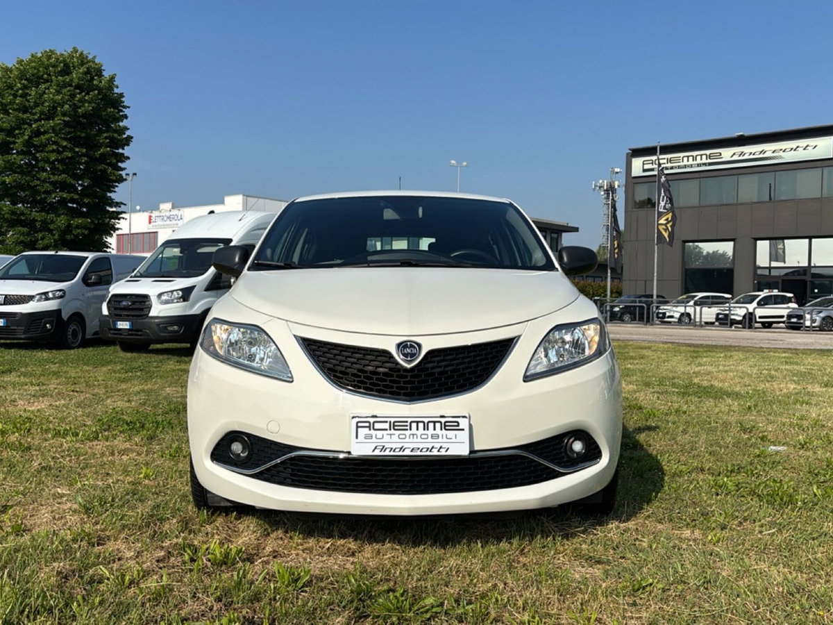 Lancia Ypsilon 1.2 69 CV 5 porte Silver (3)