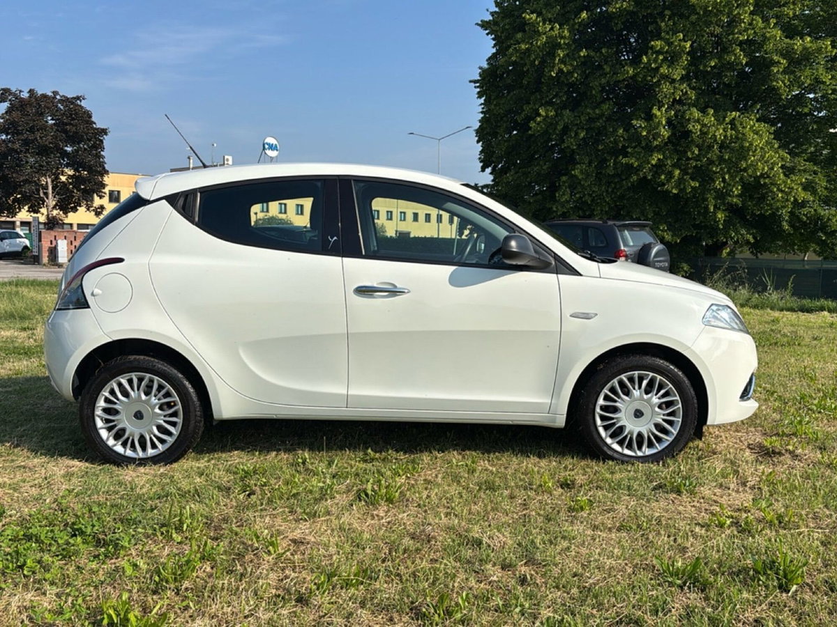 Lancia Ypsilon 1.2 69 CV 5 porte Silver (4)
