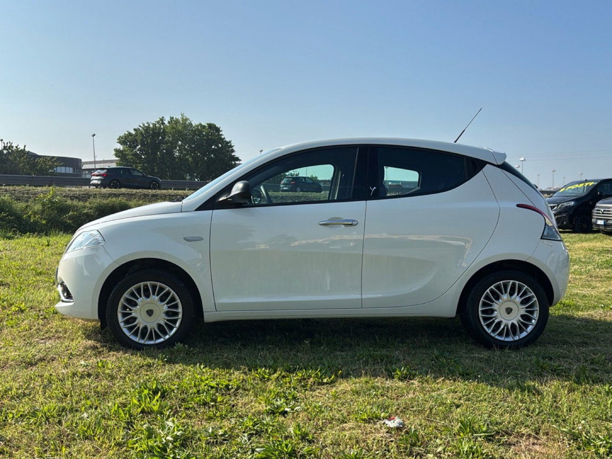 Lancia Ypsilon 1.2 69 CV 5 porte Silver (5)
