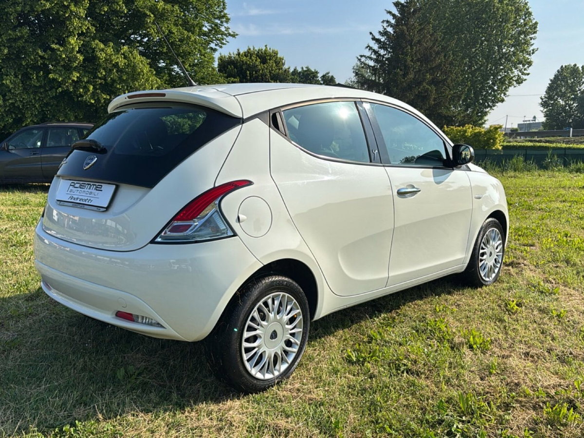 Lancia Ypsilon 1.2 69 CV 5 porte Silver (7)