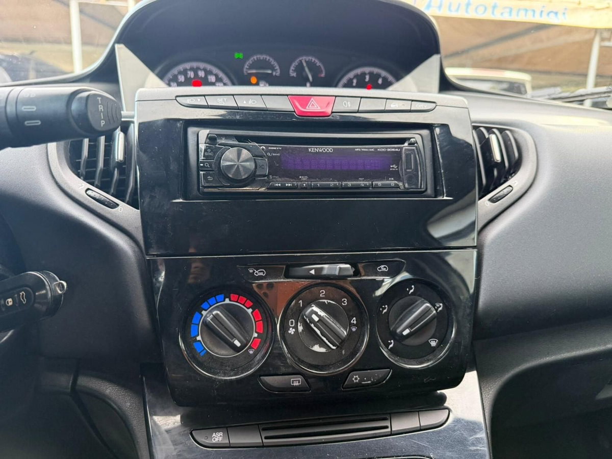 Lancia Ypsilon 1.2 69 CV 5 porte Silver (11)