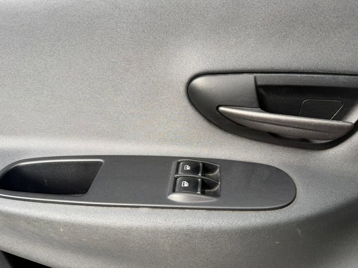 Lancia Ypsilon 1.2 69 CV 5 porte Silver (12)