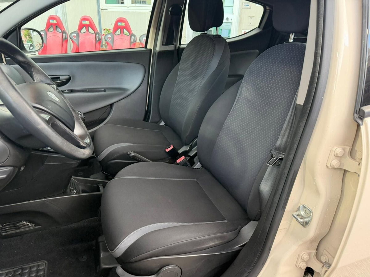 Lancia Ypsilon 1.2 69 CV 5 porte Silver (13)