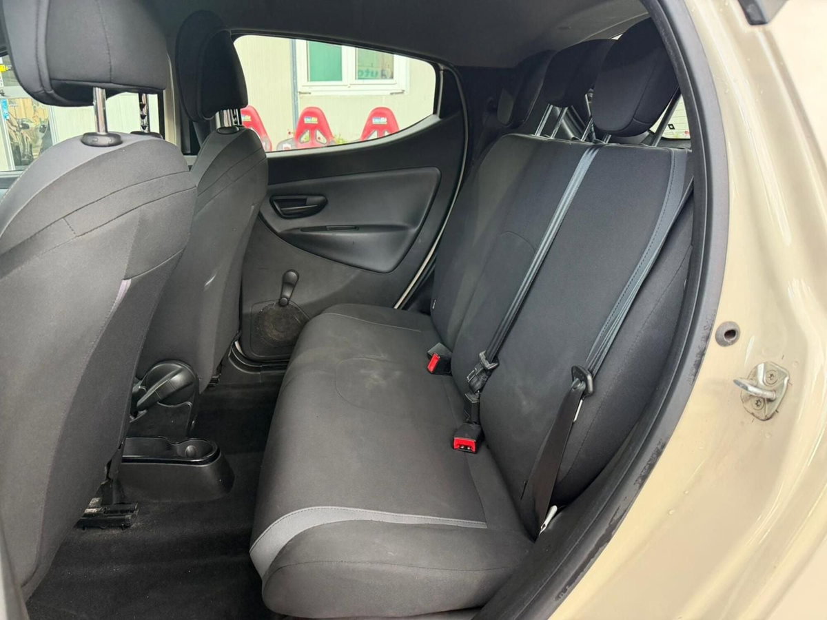 Lancia Ypsilon 1.2 69 CV 5 porte Silver (14)