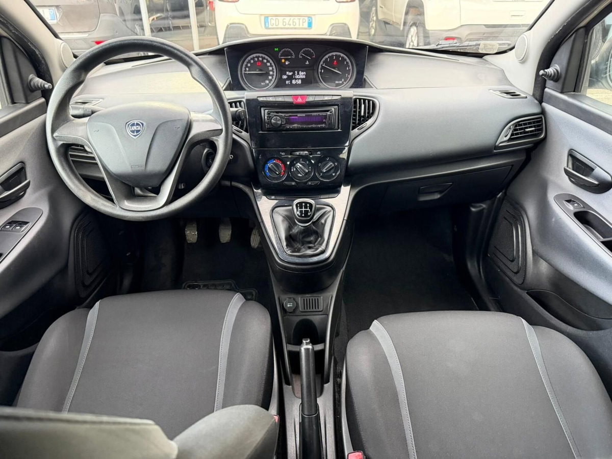 Lancia Ypsilon 1.2 69 CV 5 porte Silver (8)