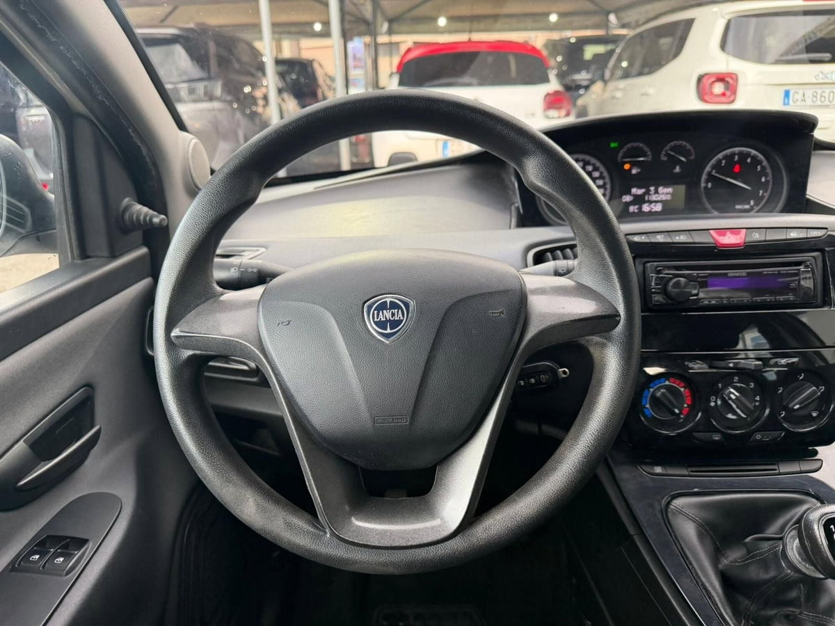 Lancia Ypsilon 1.2 69 CV 5 porte Silver (9)