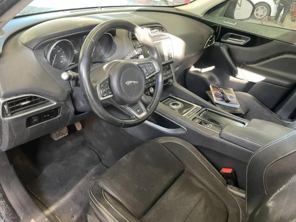 Jaguar F-Pace 2.0 D 180 CV AWD Portfolio (10)