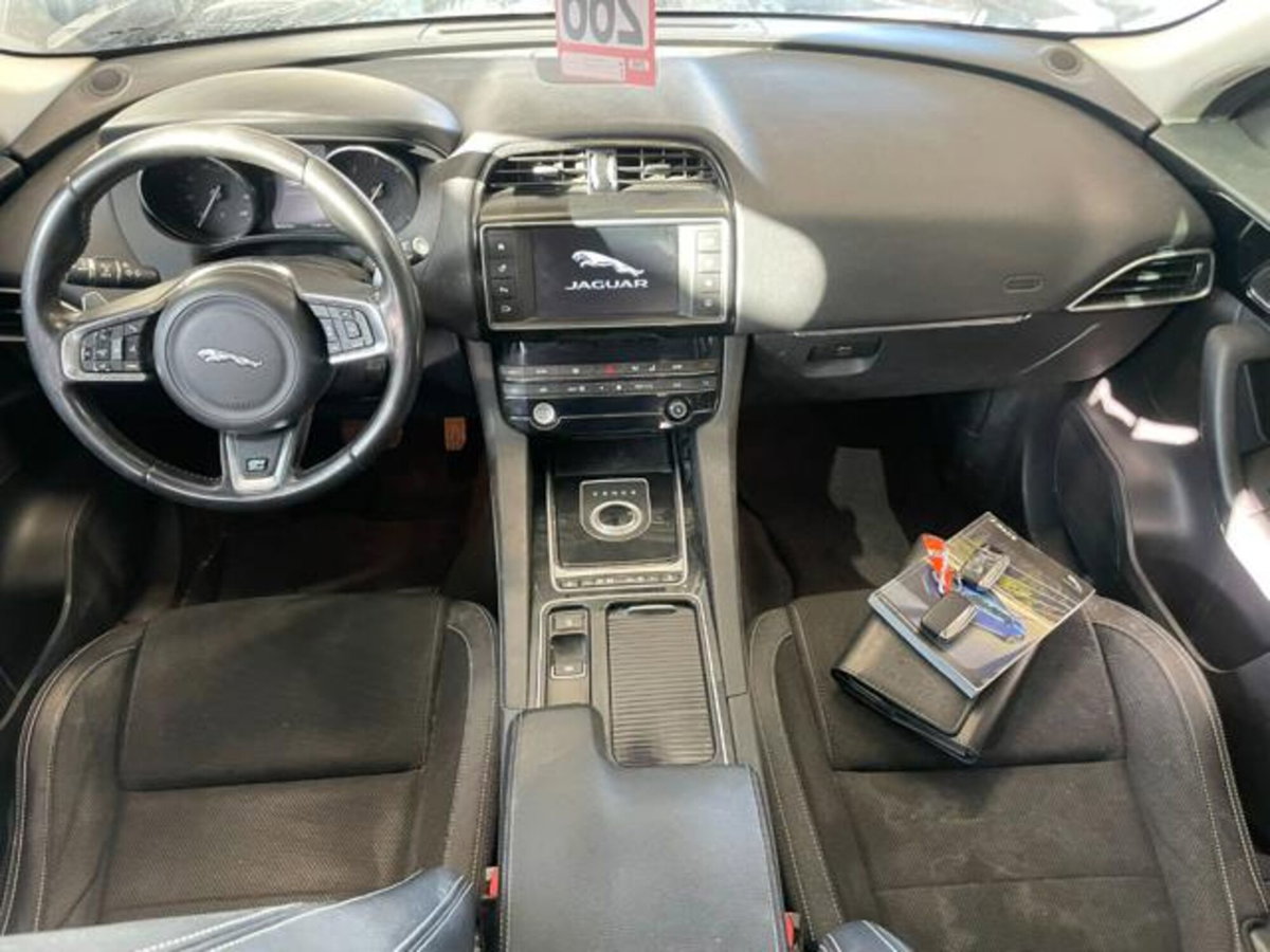 Jaguar F-Pace 2.0 D 180 CV AWD Portfolio (11)